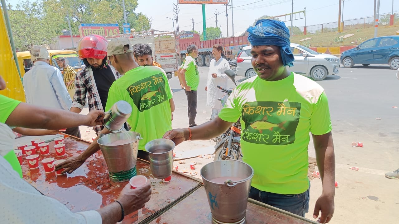 राहगीरो को सेवा करते हुए