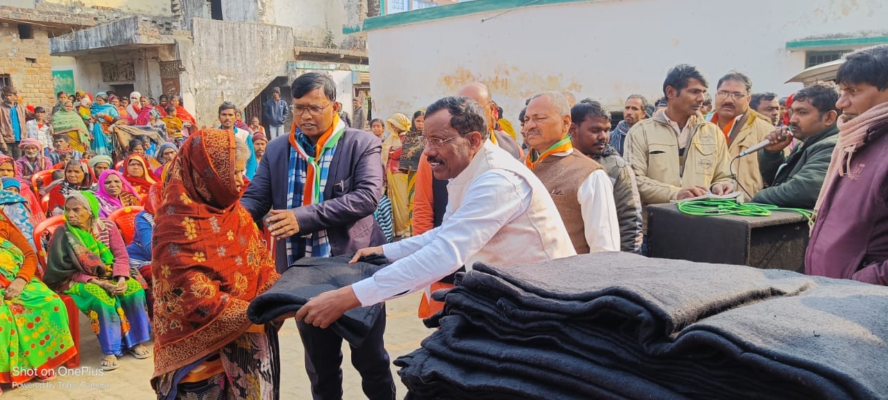 जरूरतमंद लोगों को कंबल वितरण करते हुए