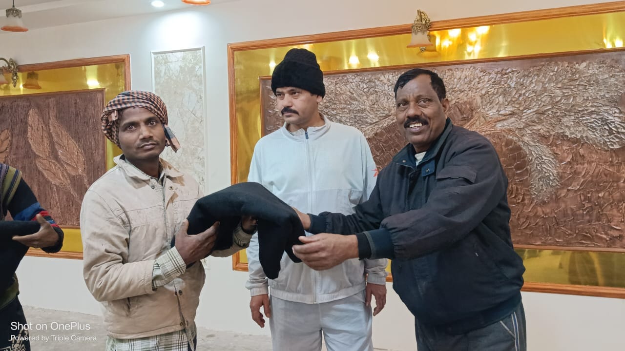 जरूरतमंद को कंबल वितरण किया गया