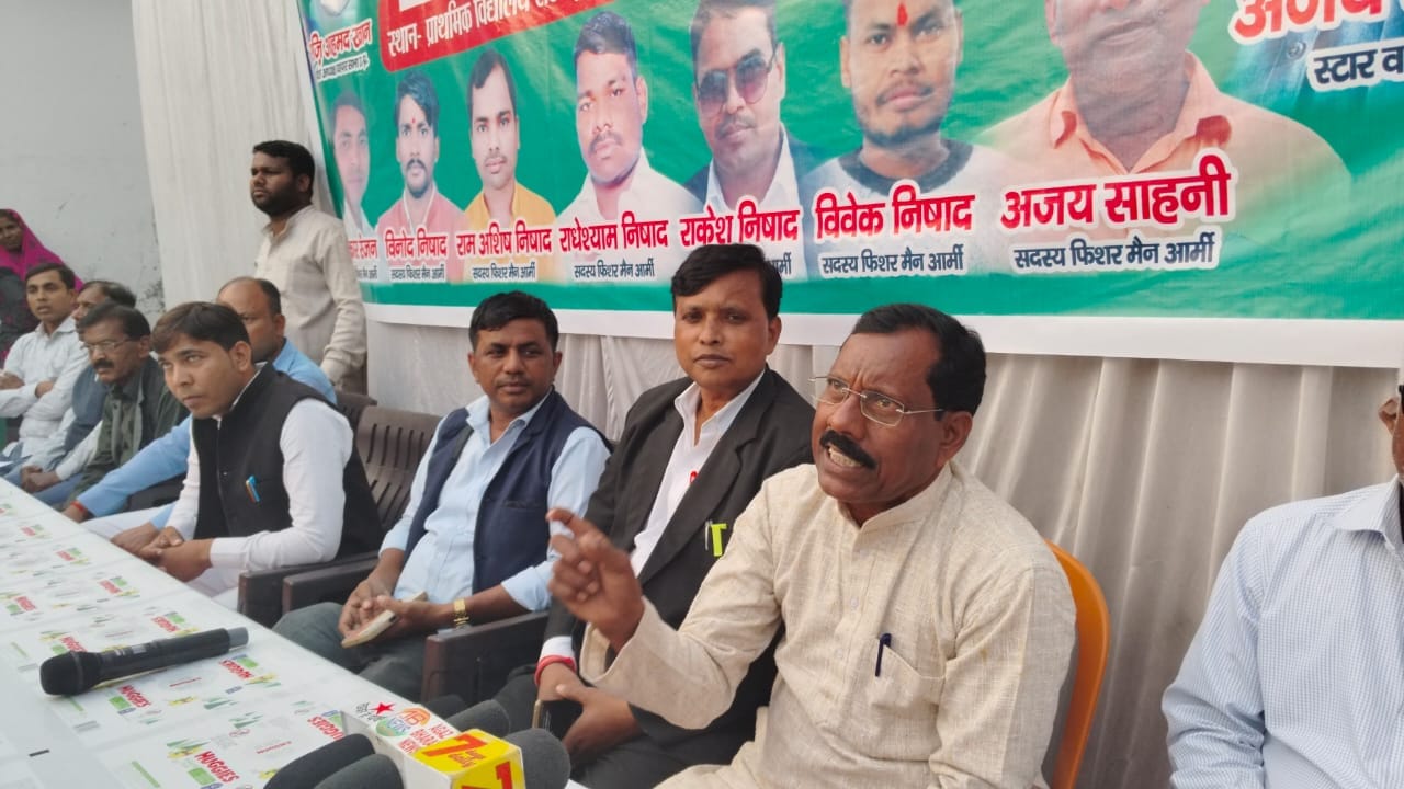 पिछड़े समाज को जागरुक करते हुए