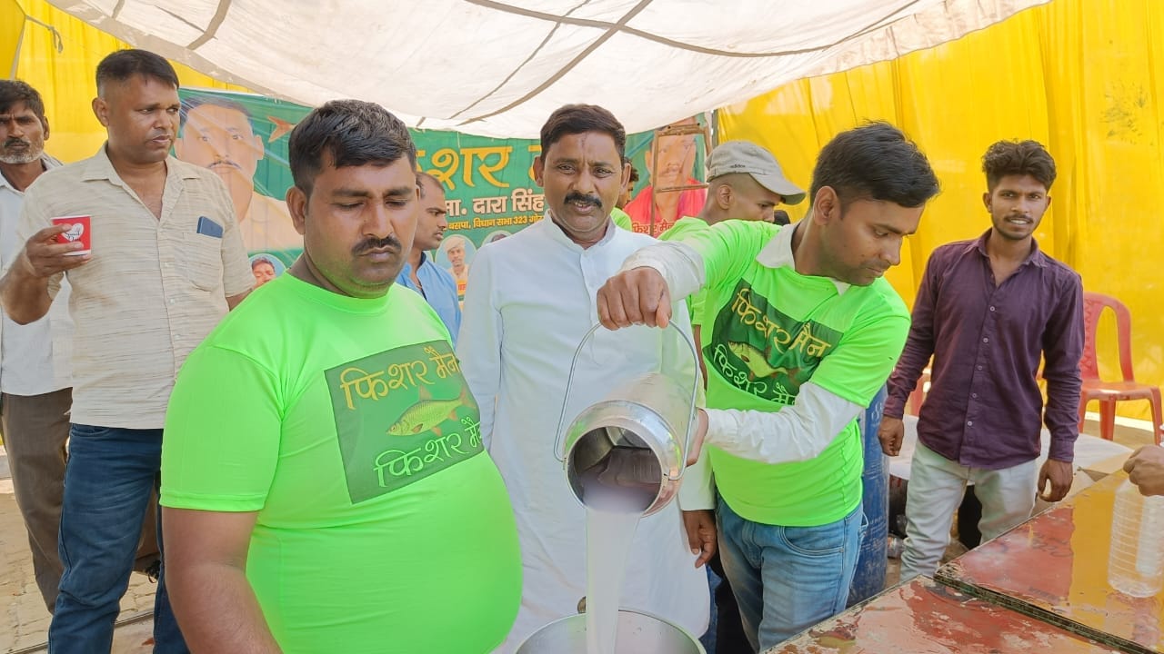 गर्मी में राहगीरो को राहत पहुंचाने का कार्य
